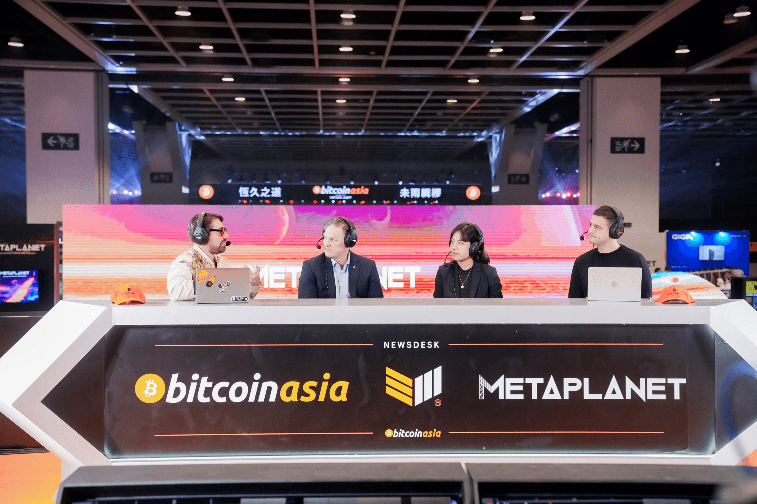 visual su padiglione espositivo e Galleria d'Arte digitale Bitcoin con logo Bitcoin Asia