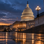 Il cupolone del Campidoglio a Washington D.C. illuminato al crepuscolo, simbolo del voto procedurale al Senato USA sul Digital Asset Market CLARITY Act per la regolamentazione delle criptovalute.