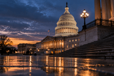 Il cupolone del Campidoglio a Washington D.C. illuminato al crepuscolo, simbolo del voto procedurale al Senato USA sul Digital Asset Market CLARITY Act per la regolamentazione delle criptovalute.