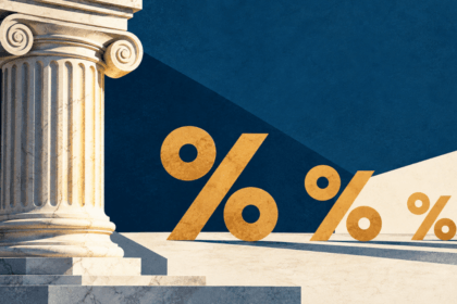 Colonna greca stilizzata accanto a un simbolo percentuale in riduzione, rappresentazione della nuova aliquota fiscale sulle criptovalute
