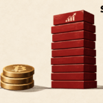 Pila di monete stilizzate più bassa accanto a una pila più alta di forme rettangolari che rappresentano azioni, con il logo Strategy