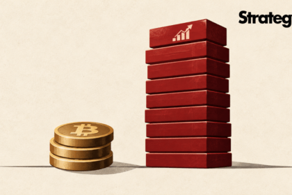 Pila di monete stilizzate più bassa accanto a una pila più alta di forme rettangolari che rappresentano azioni, con il logo Strategy